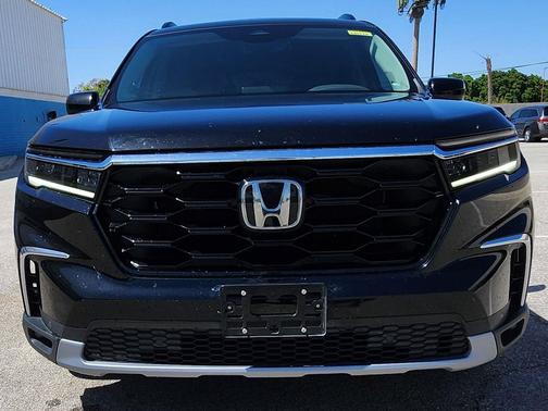 Crystal Black Pearl 2024 Honda Pilot Touring 8-Passenger