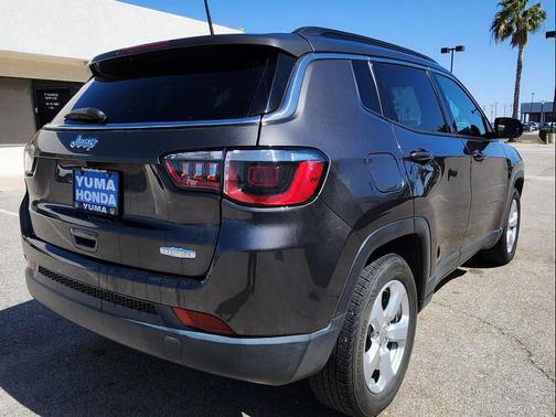 Granite Crystal Metallic Clearcoat 2018 Jeep Compass Latitude