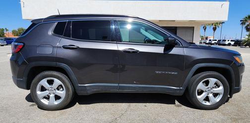 Granite Crystal Metallic Clearcoat 2018 Jeep Compass Latitude