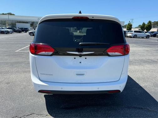 2026 Chrysler Voyager LX