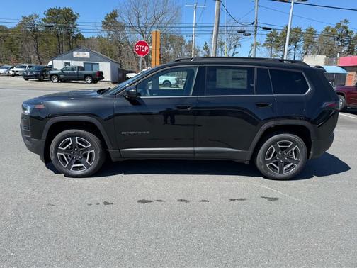 Diamond Black Crystal Pearlcoat 2026 Jeep Cherokee Laredo