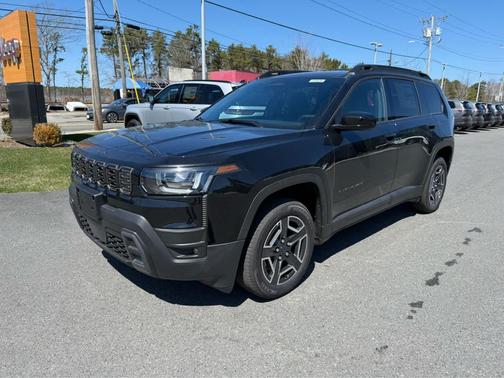 Diamond Black Crystal Pearlcoat 2026 Jeep Cherokee Laredo