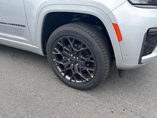 Silver Zynith 2026 Jeep Grand Cherokee Summit