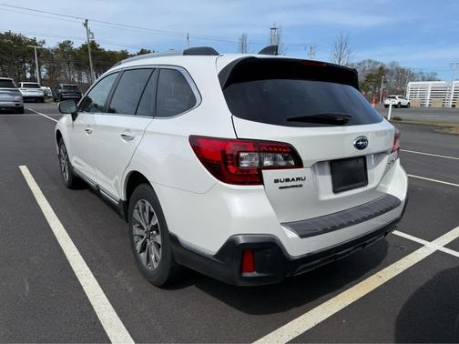 Crystal White Pearl 2019 Subaru Outback 2.5i Touring