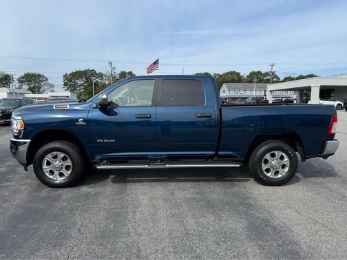 2022 RAM 3500 Big Horn 4x4 Crew Cab 64 Box