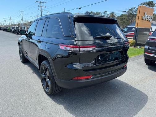 Diamond Black Crystal Pearlcoat 2025 Jeep Grand Cherokee Altitude