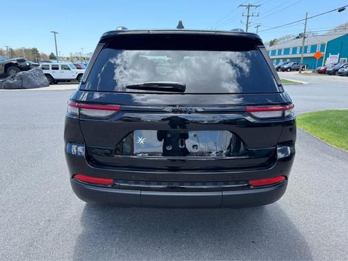 Diamond Black Crystal Pearlcoat 2025 Jeep Grand Cherokee Altitude