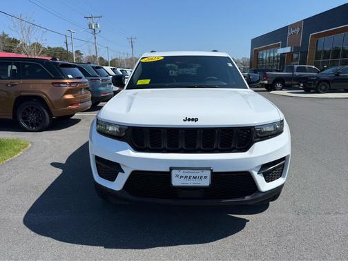 Bright White Clearcoat 2025 Jeep Grand Cherokee Altitude