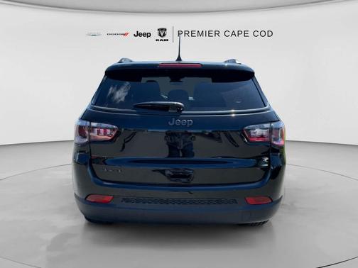 Diamond Black Crystal Pearlcoat 2026 Jeep Compass Latitude