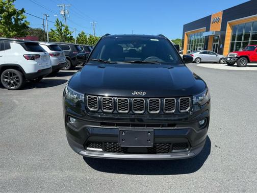 Diamond Black Crystal Pearlcoat 2026 Jeep Compass Latitude