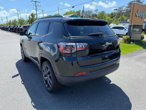 Diamond Black Crystal Pearlcoat 2026 Jeep Compass Latitude