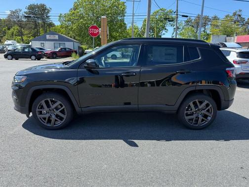 Diamond Black Crystal Pearlcoat 2026 Jeep Compass Latitude