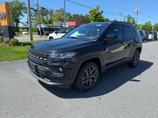 Diamond Black Crystal Pearlcoat 2026 Jeep Compass Latitude