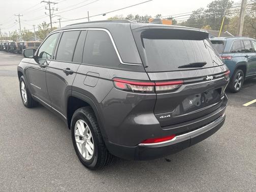 Baltic Gray Metallic Clearcoat 2024 Jeep Grand Cherokee Laredo