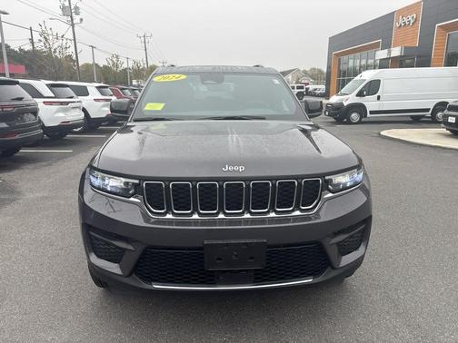 Baltic Gray Metallic Clearcoat 2024 Jeep Grand Cherokee Laredo