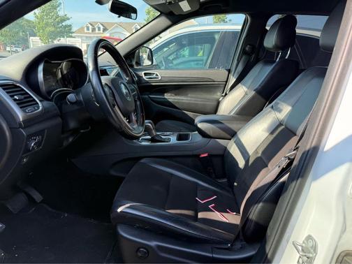 Bright White Clearcoat 2021 Jeep Grand Cherokee Laredo