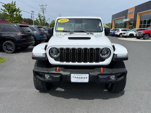 Bright White Clearcoat 2025 Jeep Gladiator Mojave X 4x4