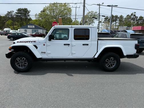 Bright White Clearcoat 2025 Jeep Gladiator Mojave X 4x4