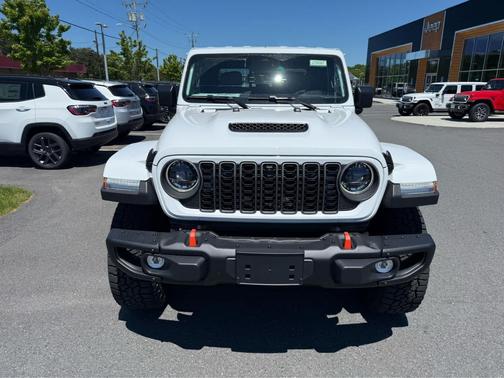 Bright White Clearcoat 2026 Jeep Gladiator Mojave X 4x4