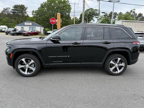 Diamond Black Crystal Pearlcoat 2023 Jeep Grand Cherokee 4xe Base