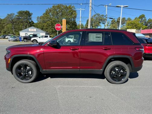 2025 Jeep Grand Cherokee Laredo