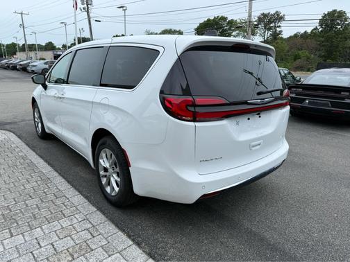Bright White Clearcoat 2026 Chrysler Pacifica L