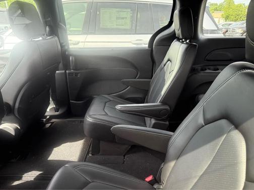 Bright White Clearcoat 2026 Chrysler Pacifica L
