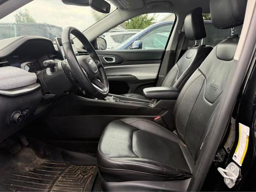 Diamond Black Crystal Pearlcoat 2022 Jeep Compass Latitude Lux