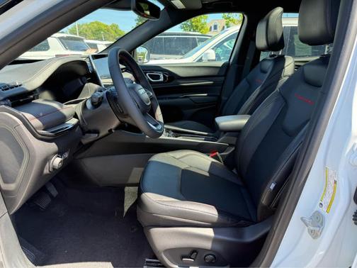 Bright White Clearcoat 2026 Jeep Compass Trailhawk