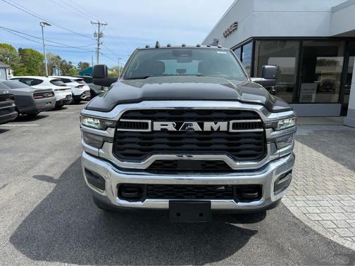 Diamond Black Crystal Pearlcoat 2026 RAM 2500 Tradesman 4x4 Crew Cab 64 Box