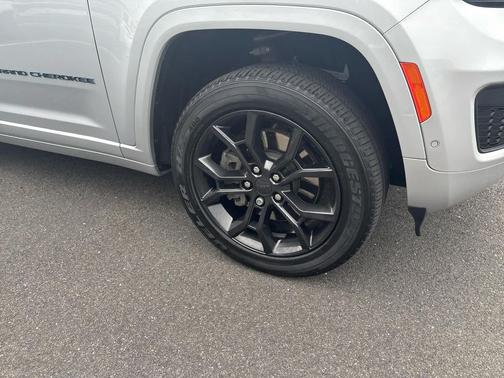 Silver Zynith 2023 Jeep Grand Cherokee 4xe 30th Anniversary