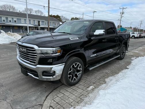 Diamond Black Crystal Pearlcoat 2026 RAM 1500 Laramie