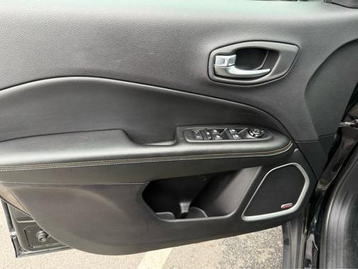 Diamond Black Crystal Pearlcoat 2018 Jeep Compass Latitude