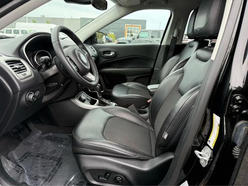 Diamond Black Crystal Pearlcoat 2018 Jeep Compass Latitude