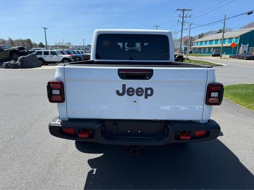 Bright White Clearcoat 2026 Jeep Gladiator Rubicon
