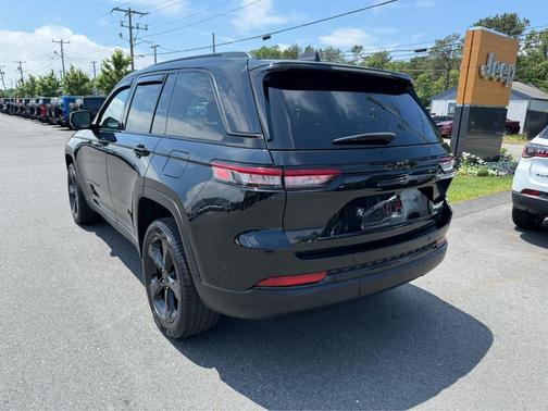 Diamond Black Crystal Pearlcoat 2023 Jeep Grand Cherokee Limited