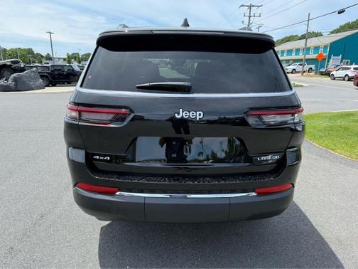 Diamond Black Crystal Pearlcoat 2026 Jeep Grand Cherokee L Laredo