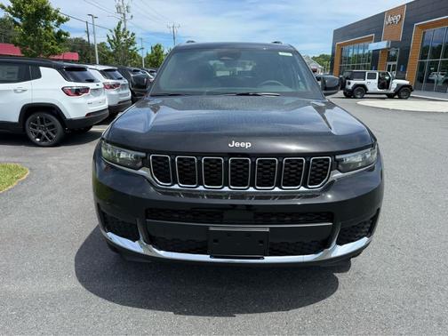 Diamond Black Crystal Pearlcoat 2026 Jeep Grand Cherokee L Laredo