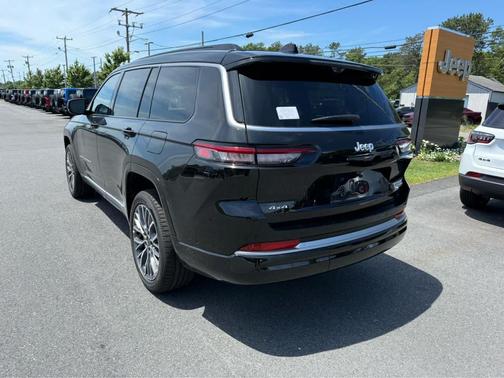 Diamond Black Crystal Pearlcoat 2026 Jeep Grand Cherokee L Summit