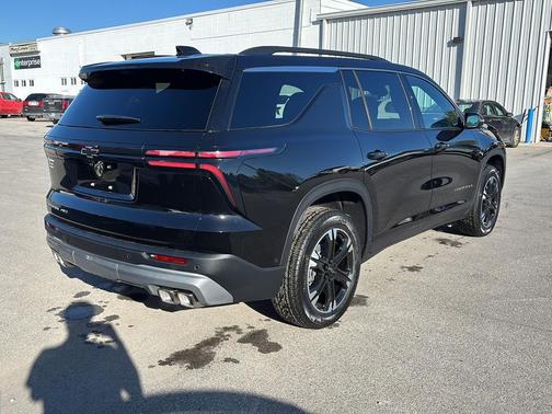Mosaic Black Metallic 2027 Chevrolet Traverse LT