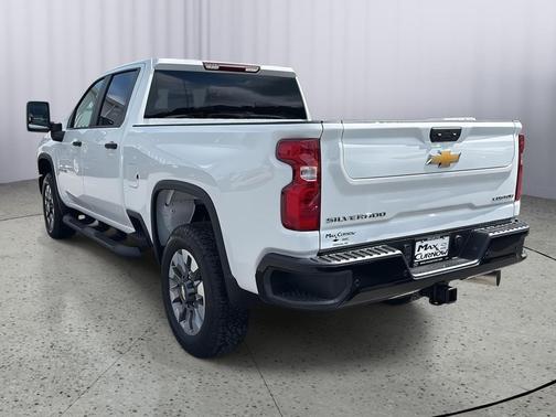 Summit White 2026 Chevrolet Silverado 2500 Custom