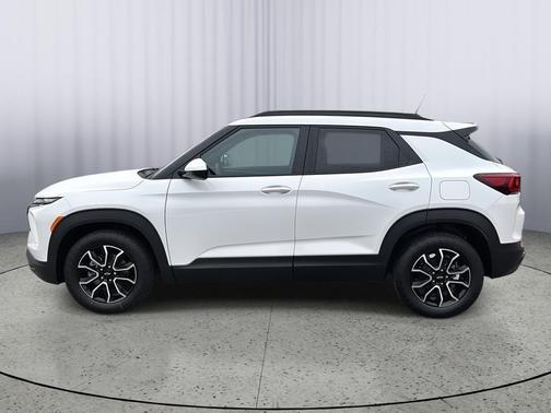 Iridescent Pearl Tricoat 2026 Chevrolet Trailblazer ACTIV