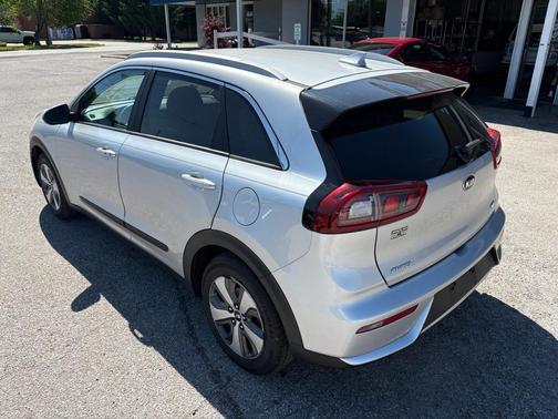 Silky Silver 2018 Kia Niro LX