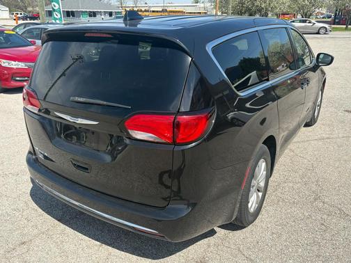 Brilliant Black Crystal Pearlcoat 2018 Chrysler Pacifica Touring Plus