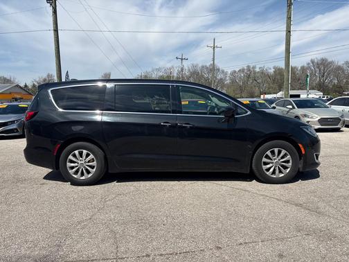 Brilliant Black Crystal Pearlcoat 2018 Chrysler Pacifica Touring Plus