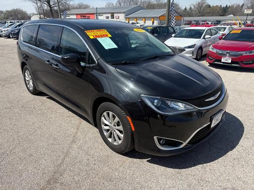 Brilliant Black Crystal Pearlcoat 2018 Chrysler Pacifica Touring Plus