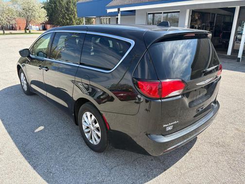 Brilliant Black Crystal Pearlcoat 2018 Chrysler Pacifica Touring Plus