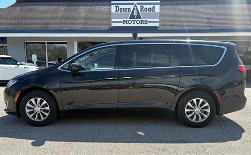 Brilliant Black Crystal Pearlcoat 2018 Chrysler Pacifica Touring Plus