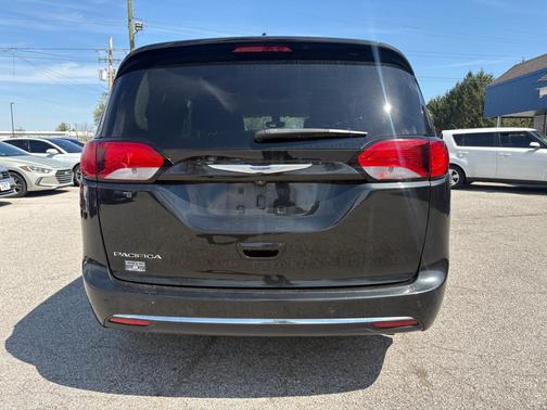 Brilliant Black Crystal Pearlcoat 2018 Chrysler Pacifica Touring Plus