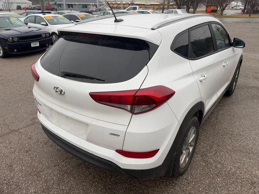 2017 Hyundai TUCSON SE